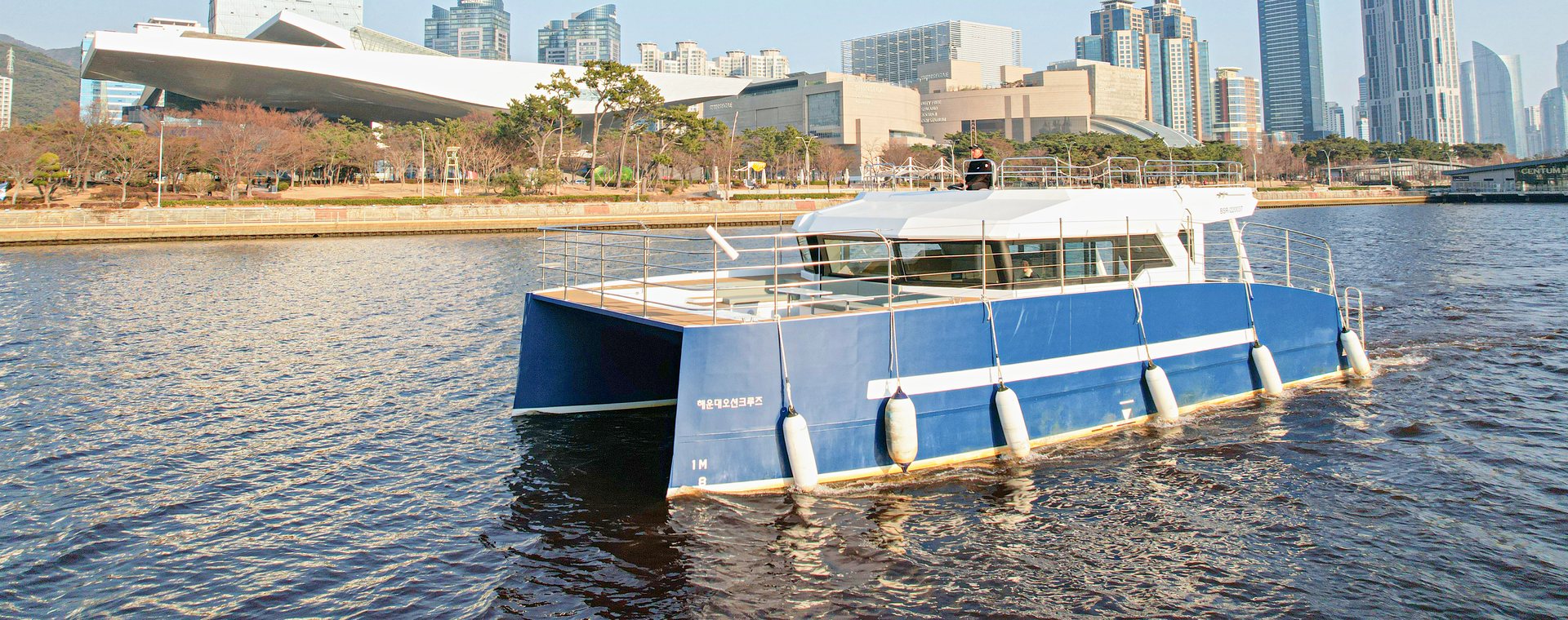 驶过Centum City前的River Cruise