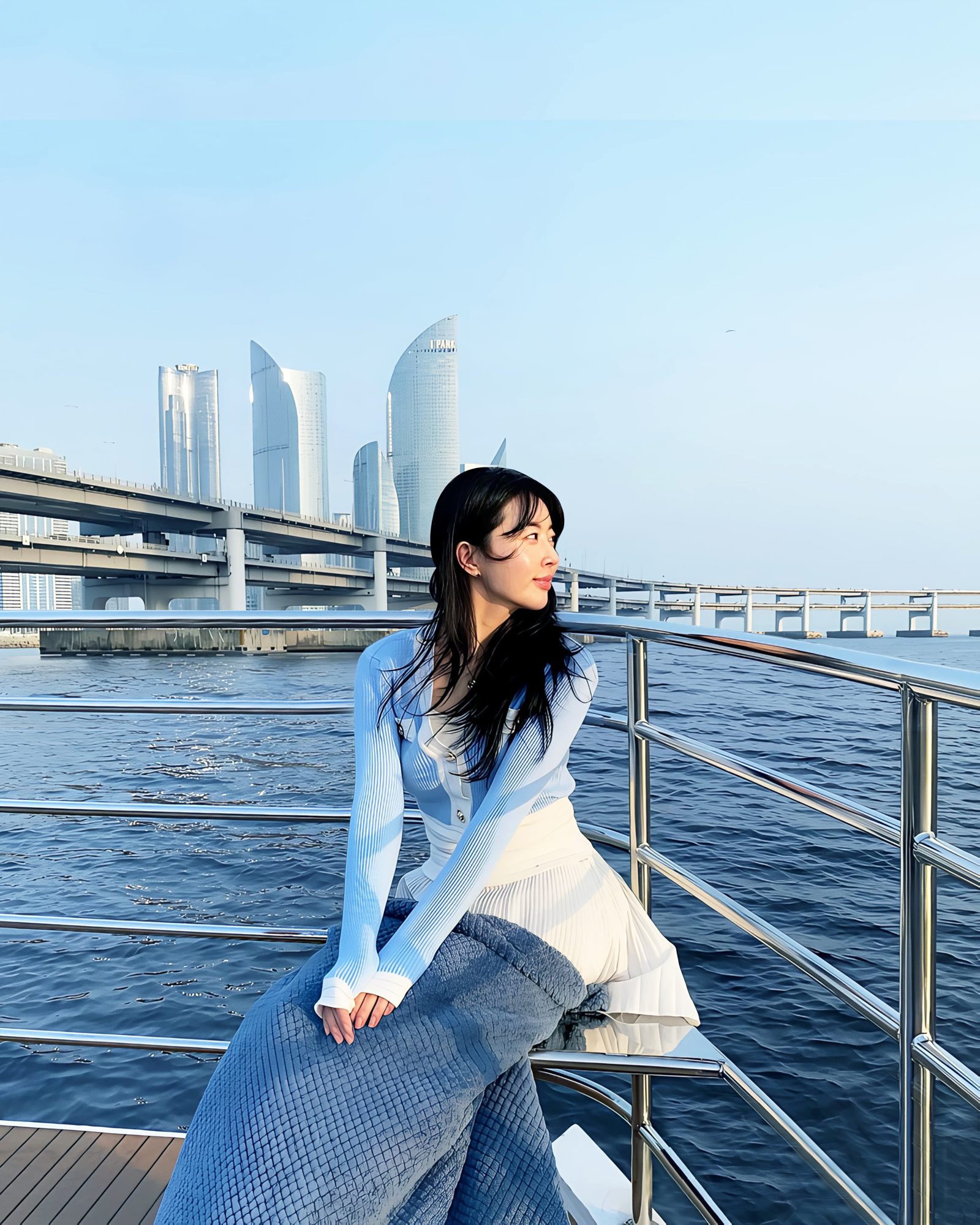 日落时分海上的游船