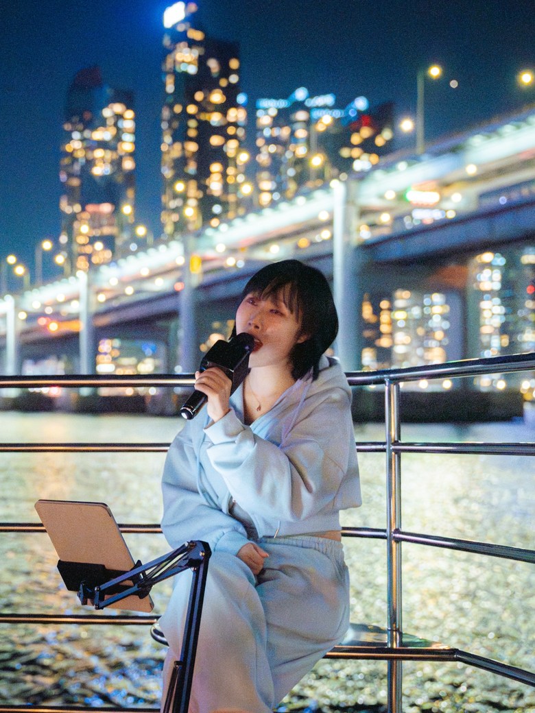 站在Marine City夜景前的游客