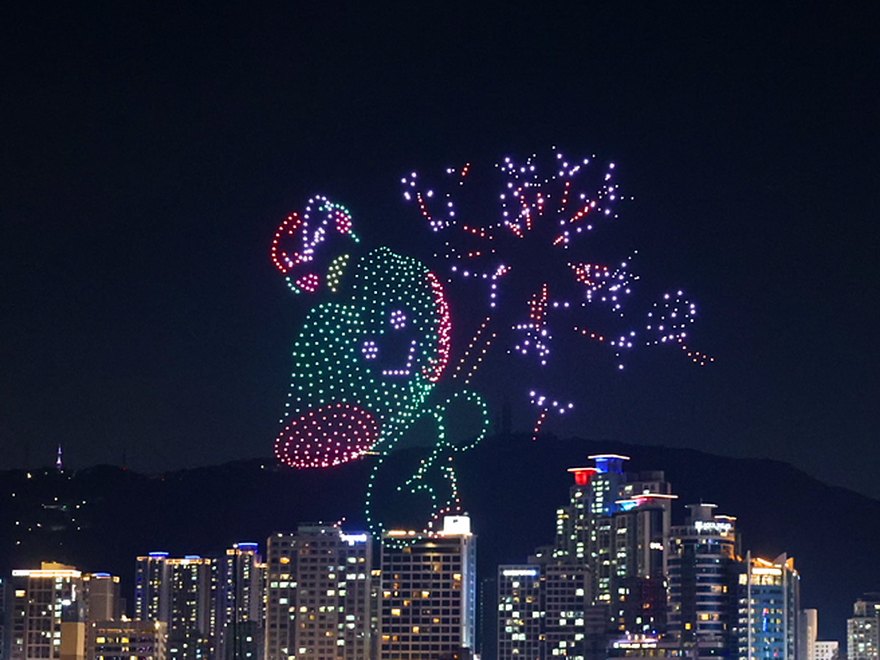 在广安大桥上空升起的龙形无人机秀