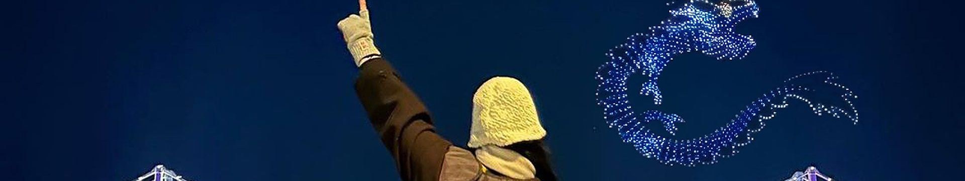 在船头观看广安大桥上空无人机灯光秀的乘客