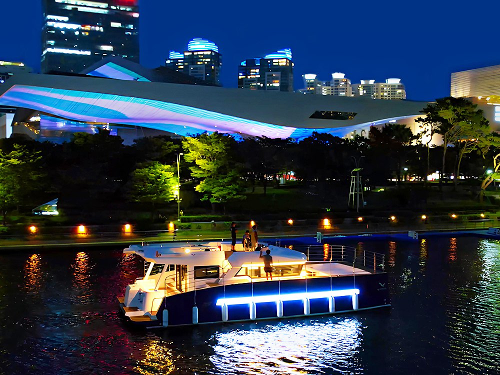 驶过广安大桥和Marine City夜景前的夜间游船