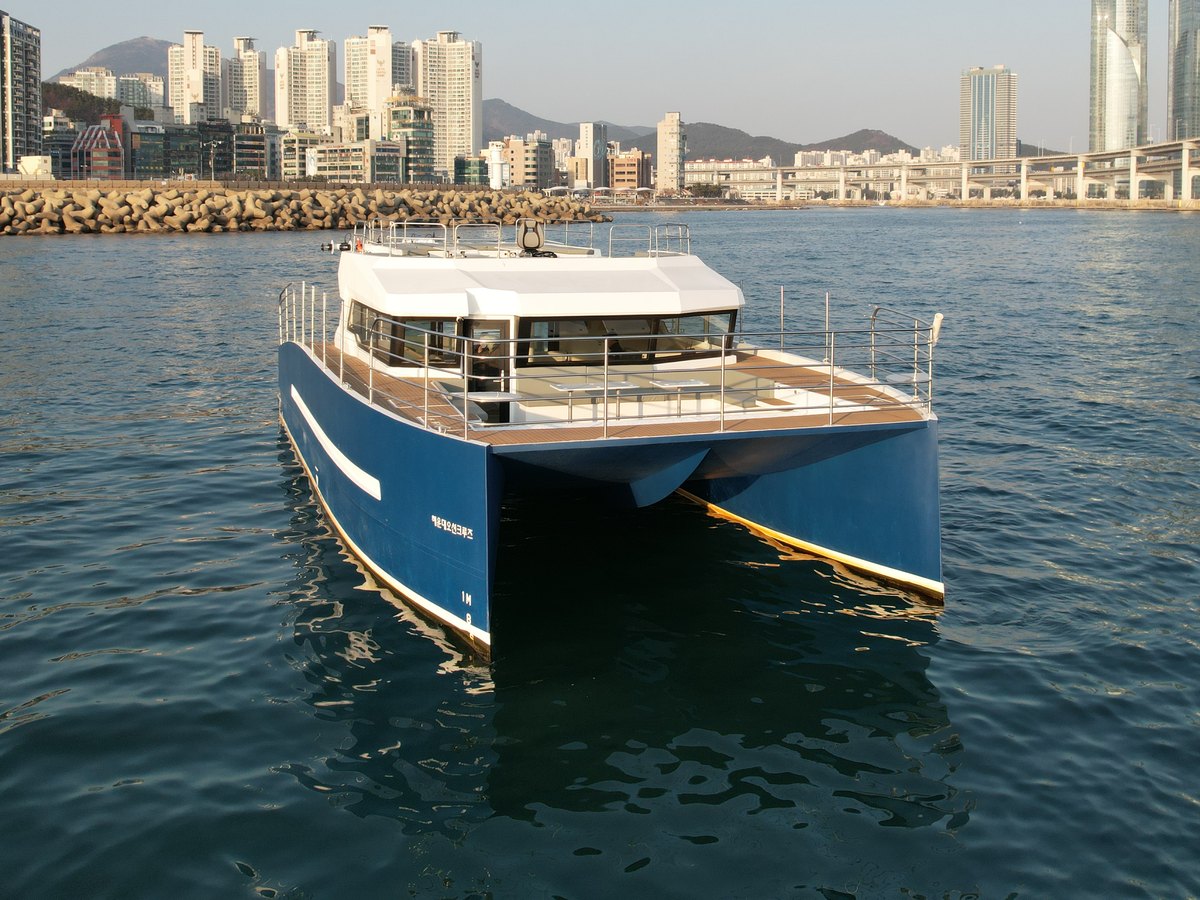 以Marine City为背景白天航行的River 49