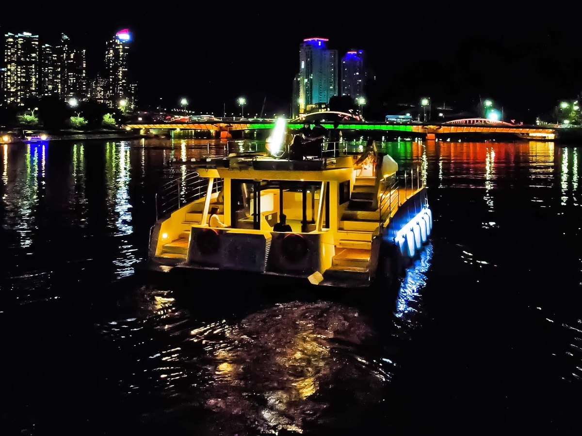 夜晚亮起灯光、在水营江上航行的River 49
