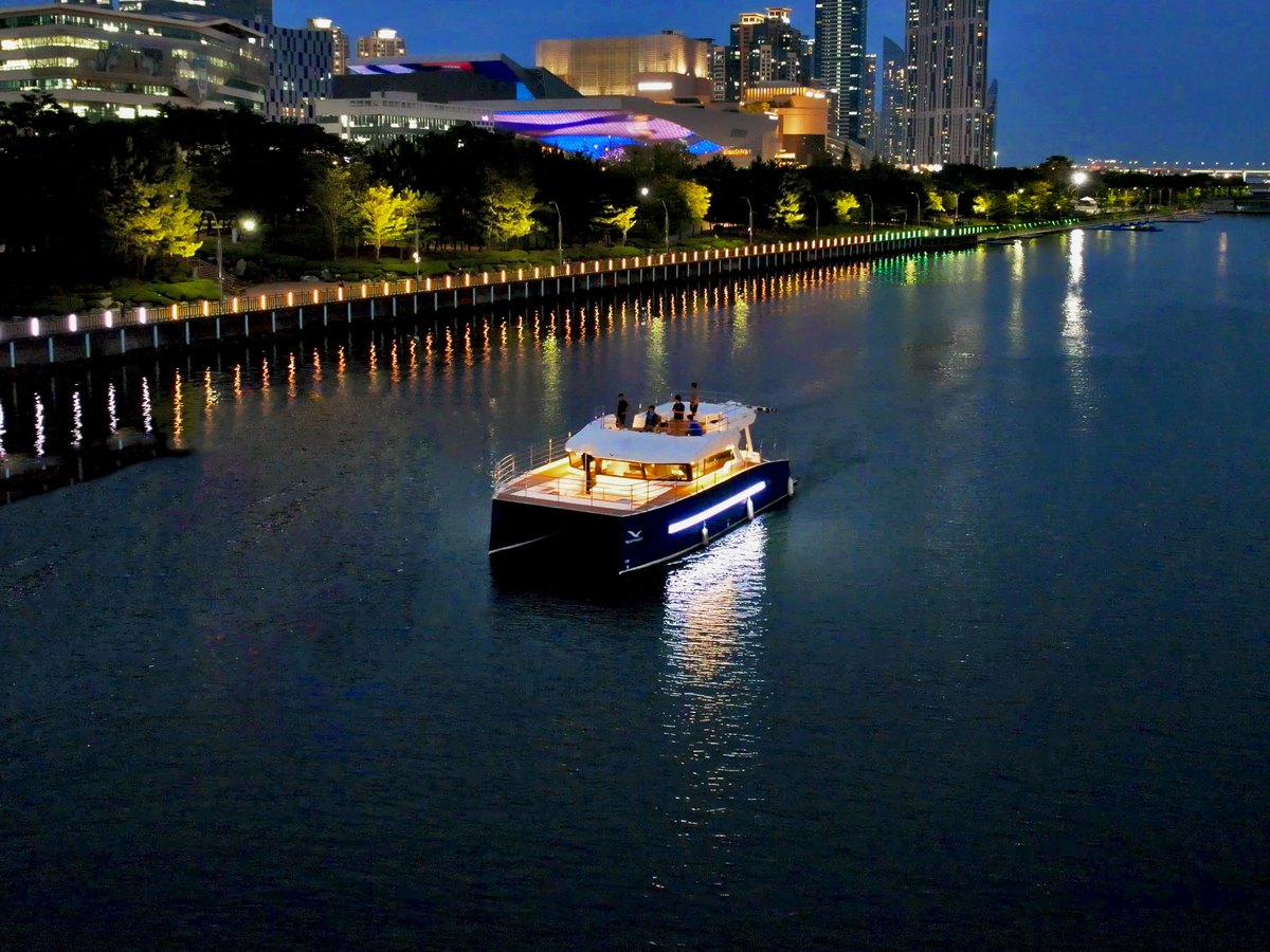 黄昏时分水营江上的River 49