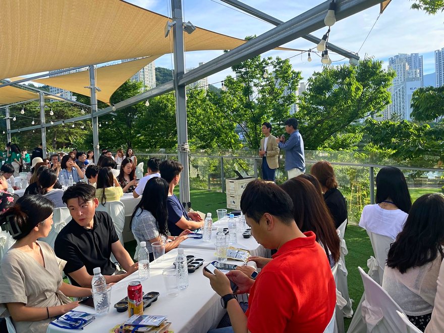 遮阳棚下摆着桌子的屋顶露台座位