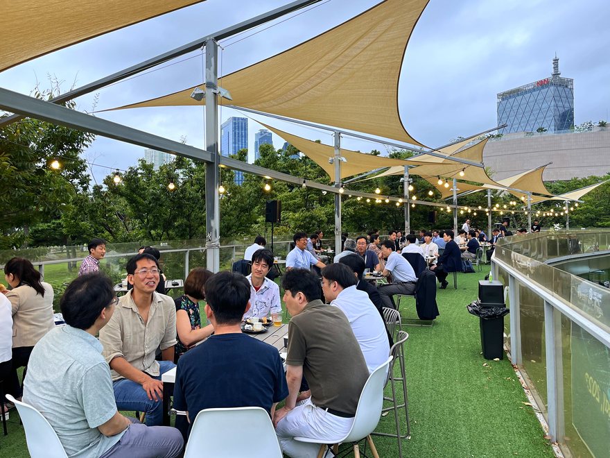 在屋顶露台举行的团体活动