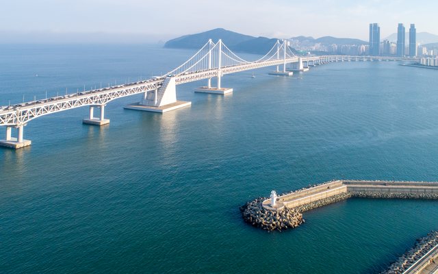 横跨海面的广安大桥