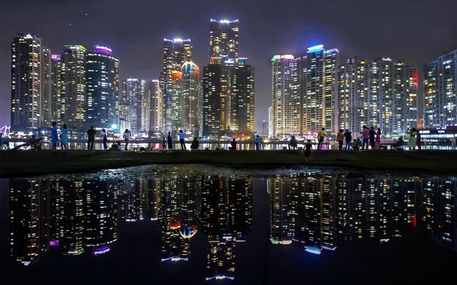 灯火通明的Marine City高楼