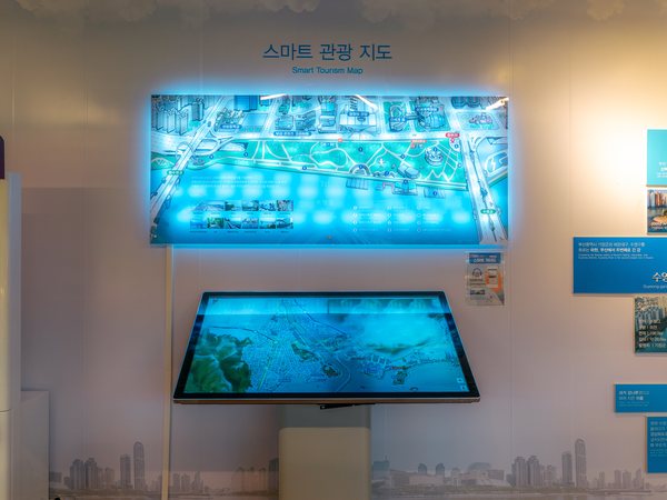 在大屏幕上查看的智能旅游地图