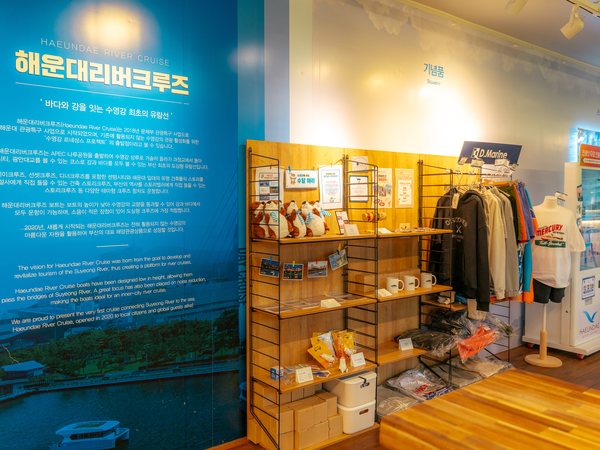 与品牌墙一起陈列的周边商品
