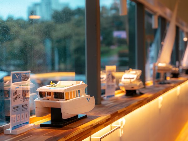 展示游艇模型的展架