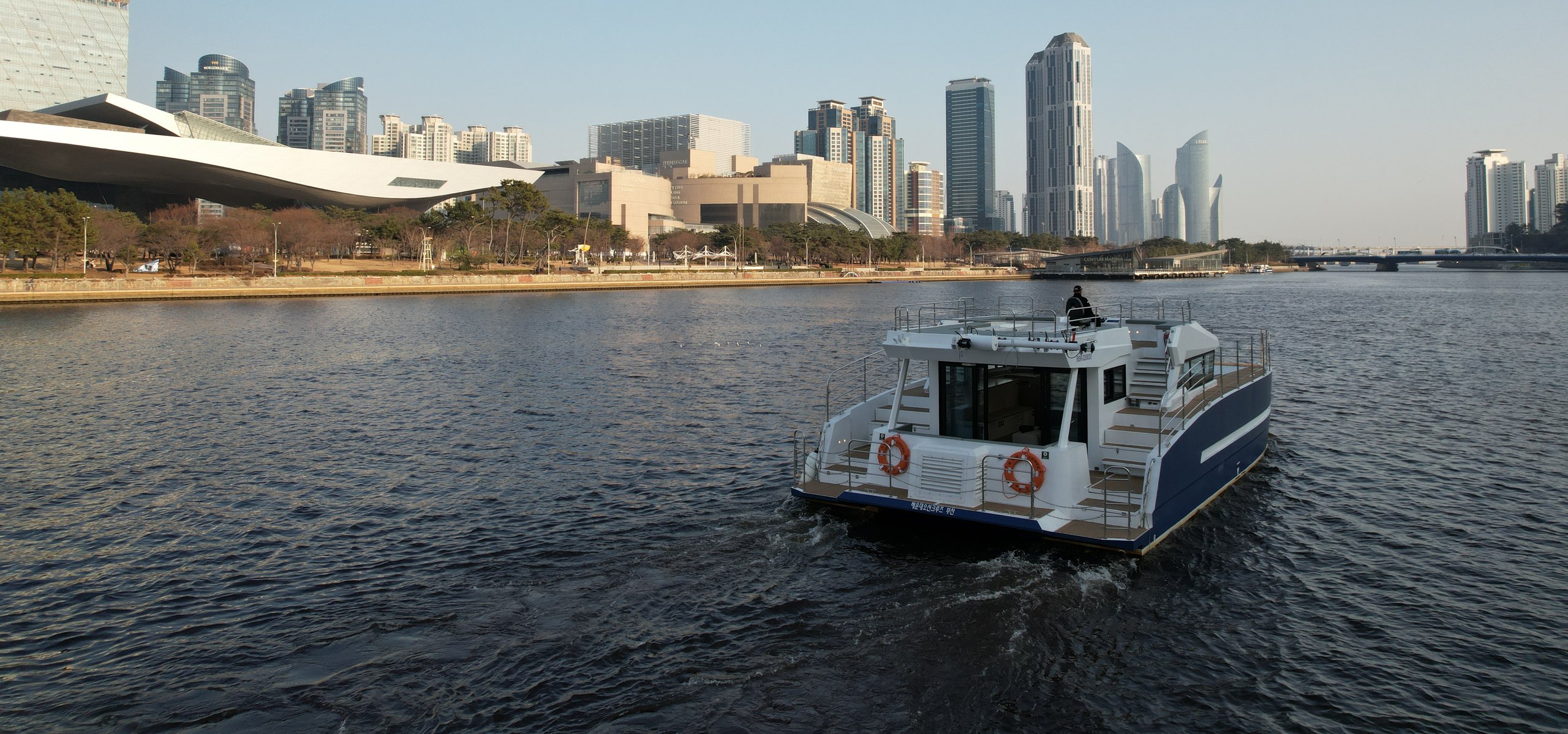 晴天航行在釜山大海上的海云台River Cruise游船