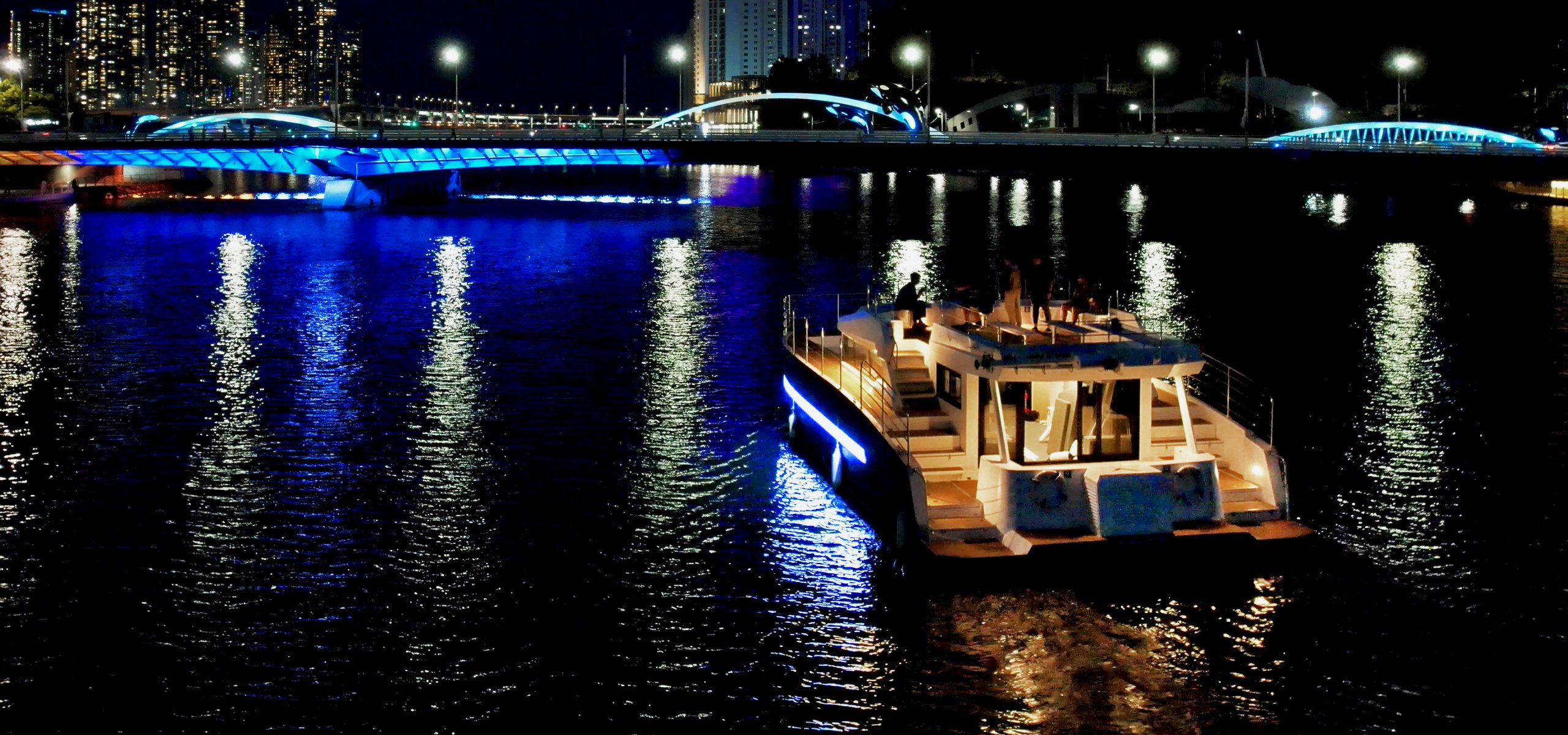 以釜山夜海为背景、灯火通明的游船