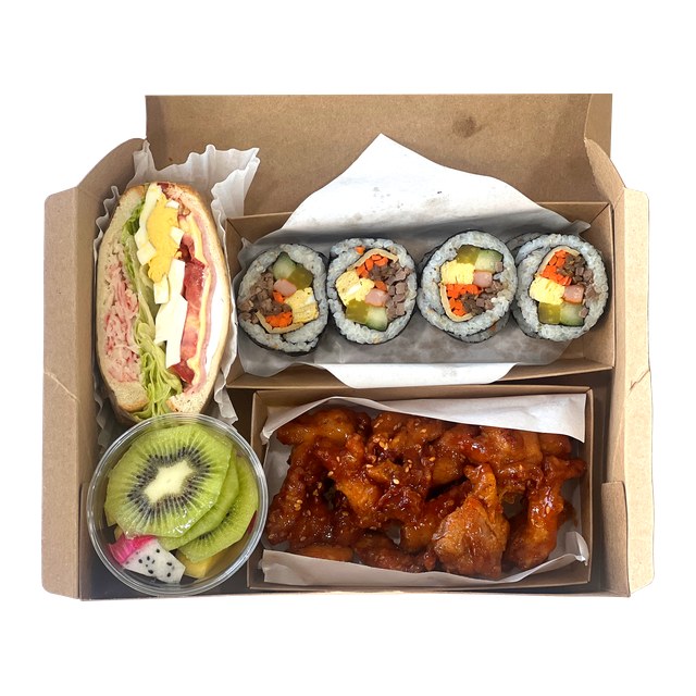 三明治+时令水果+紫菜包饭+韩式甜辣炸鸡