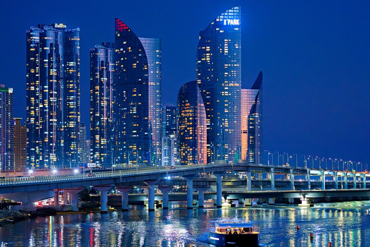 驶过Marine City夜景前的夜间游船