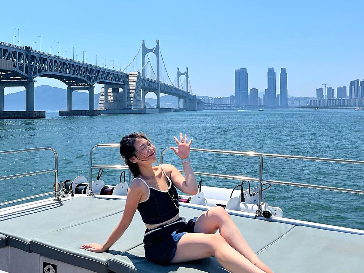 蓝天下坐在甲板上的散客游船游客