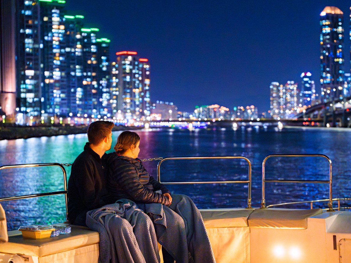 眺望Marine City夜景的情侣