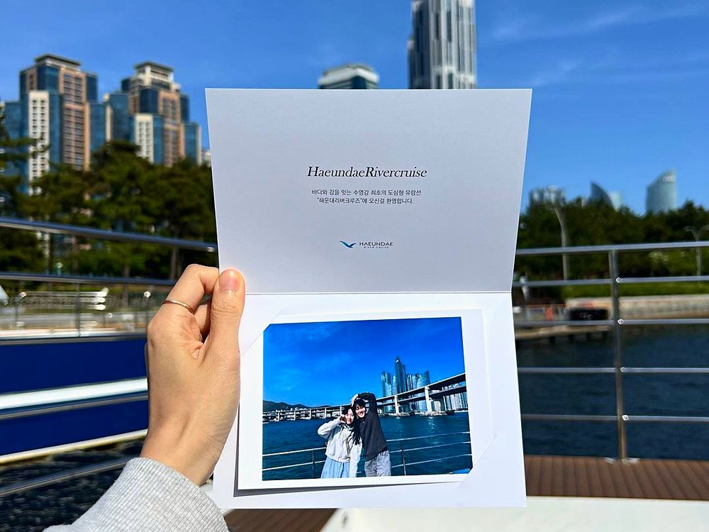 装在River Cruise专属相框里的拍立得照片