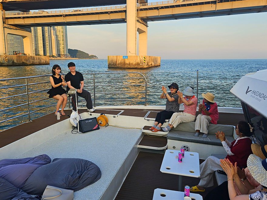 载有团体游客的海云台River Cruise