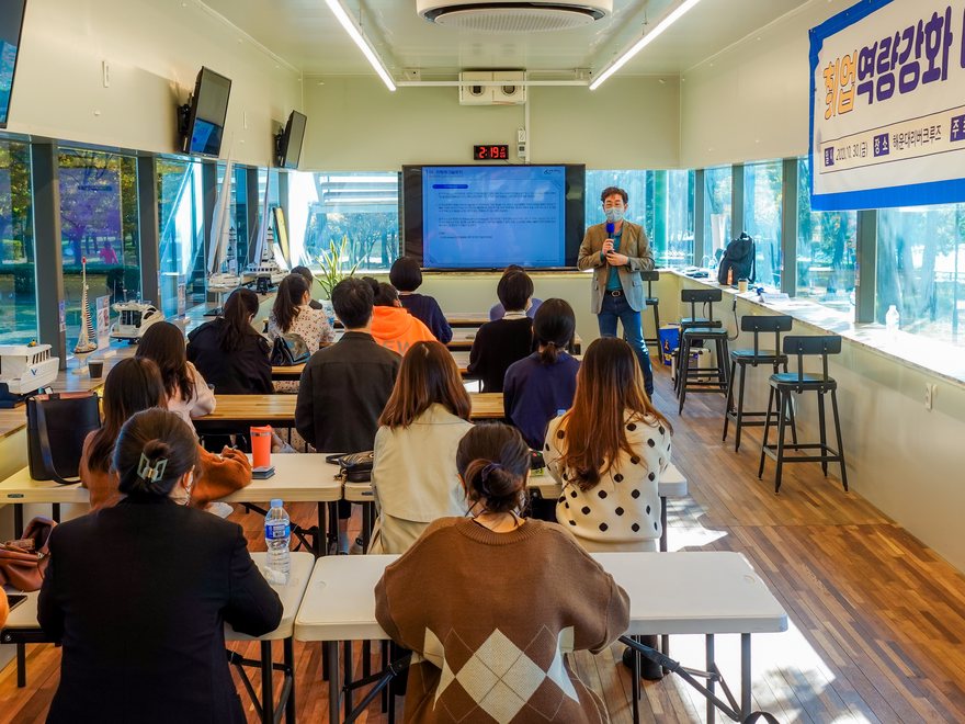 在配有屏幕的1层室内活动厅举行的研讨会