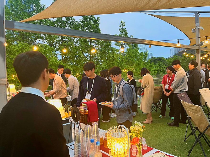 亮起灯光的2层户外屋顶露台活动