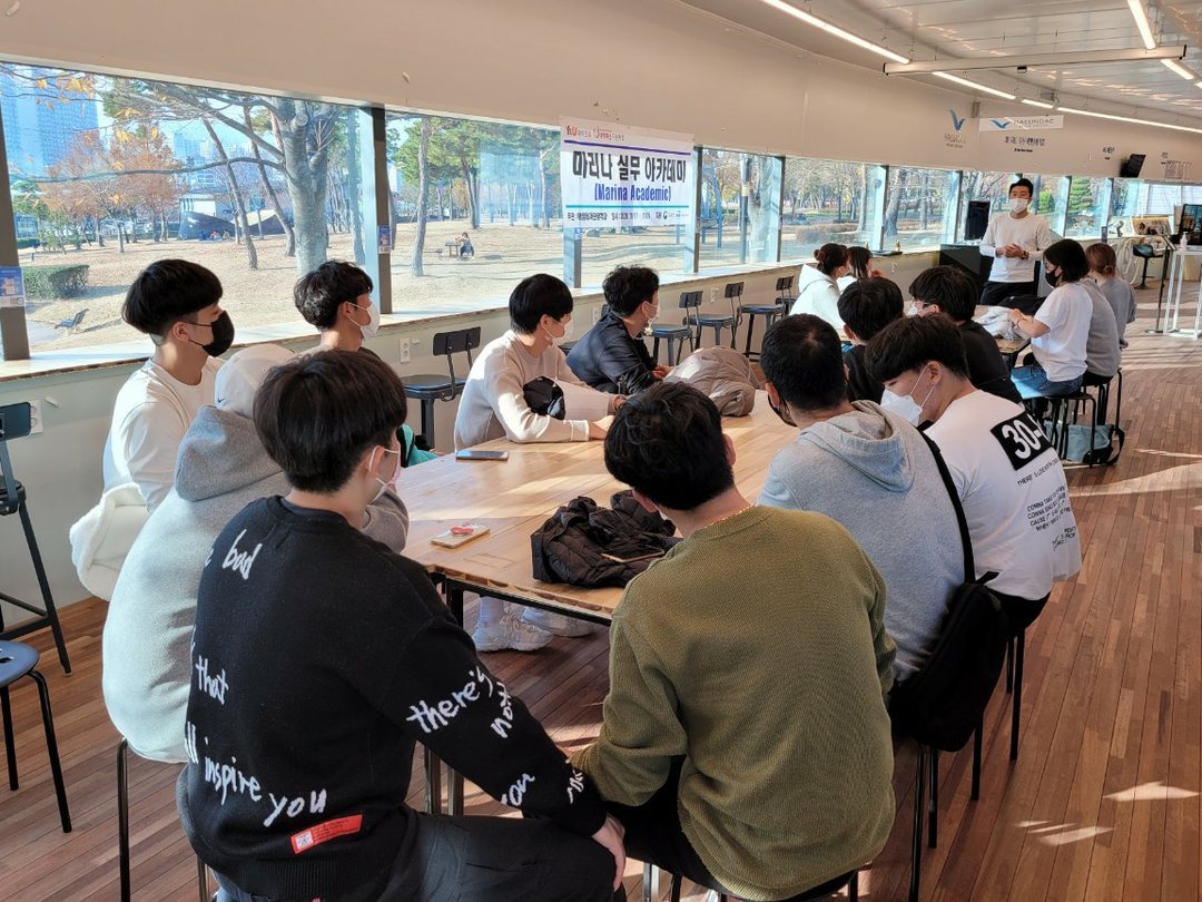 坐在窗边吧台座位上的参会者