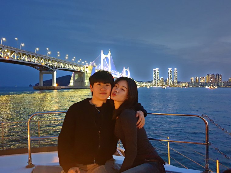 以夜景为背景坐着的情侣