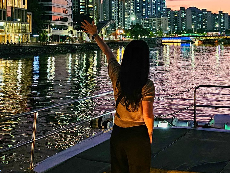 站在晚霞甲板上的游客