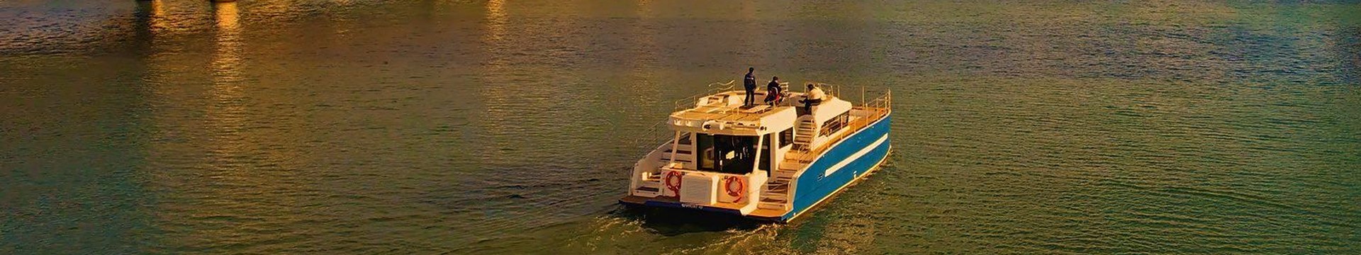 日落时分驶过广安大桥前的海云台River Cruise