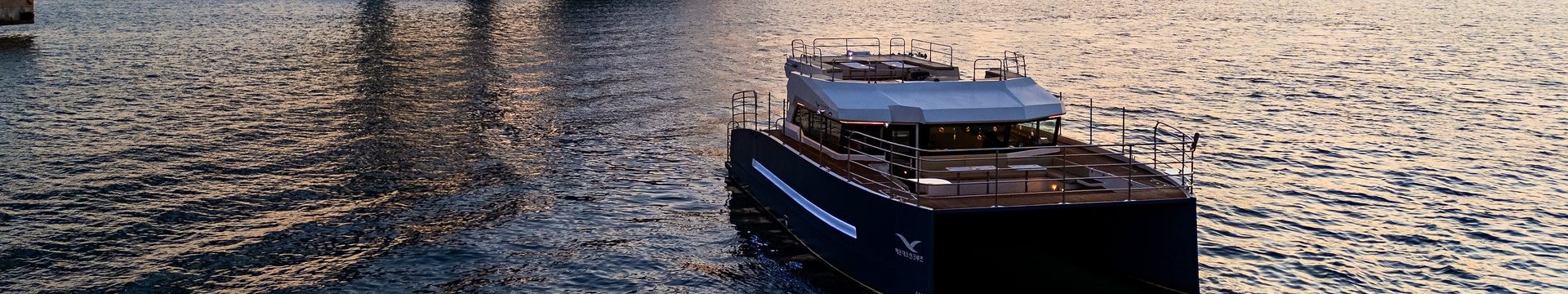 日落时分驶过广安大桥前的海云台River Cruise
